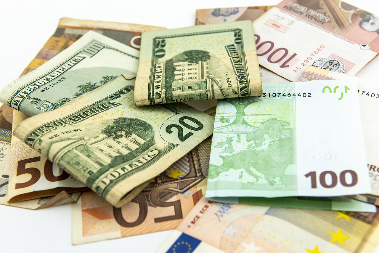 Banknoty dolarowe, euro i inne waluty obce