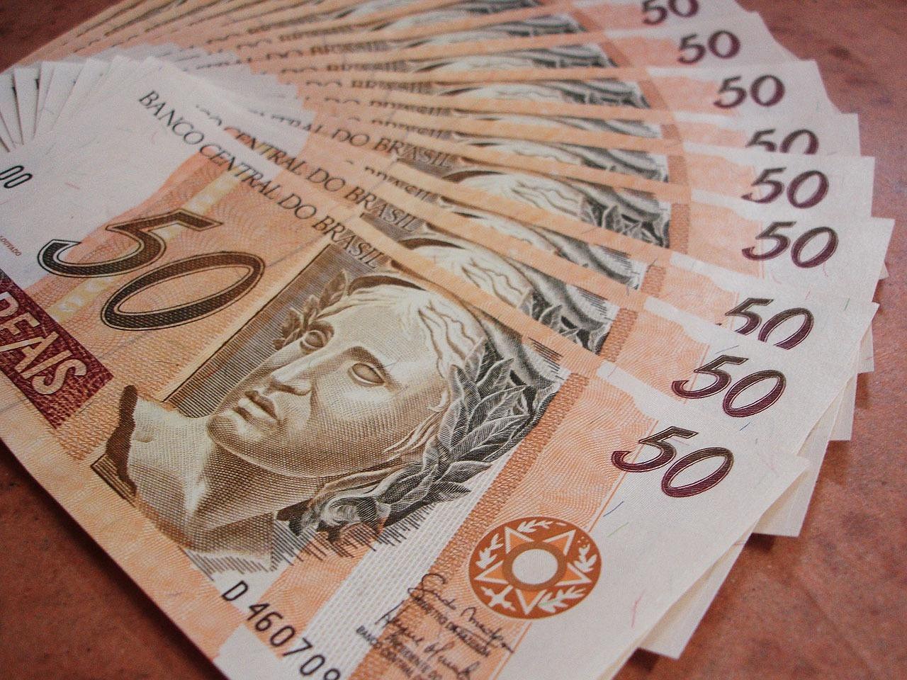 Banknoty w różnych walutach jako element dywersyfikacji oszczędności